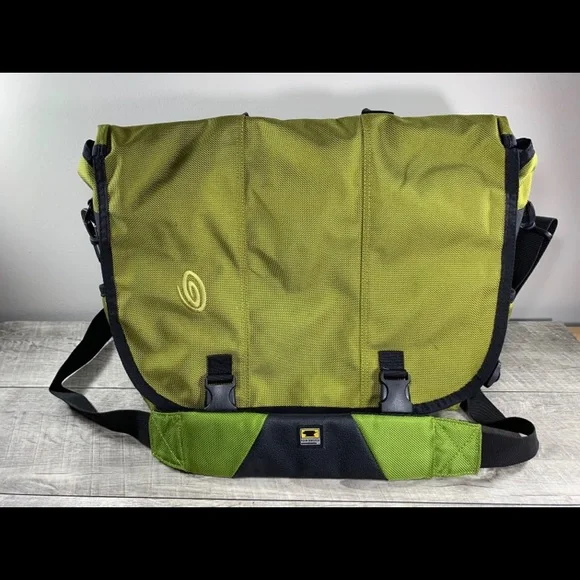timbuk2 classic messenger bag black and green A great bag for leisure cycling and strolling around the city. Timbuk2 Classic Messenger Bag